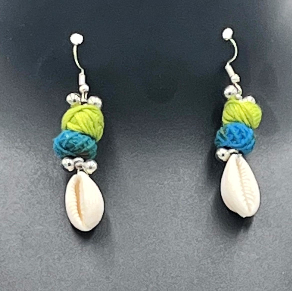 The Chakmak Coastal Bloom Shell & Thread Necklace Set with Floral Pendant