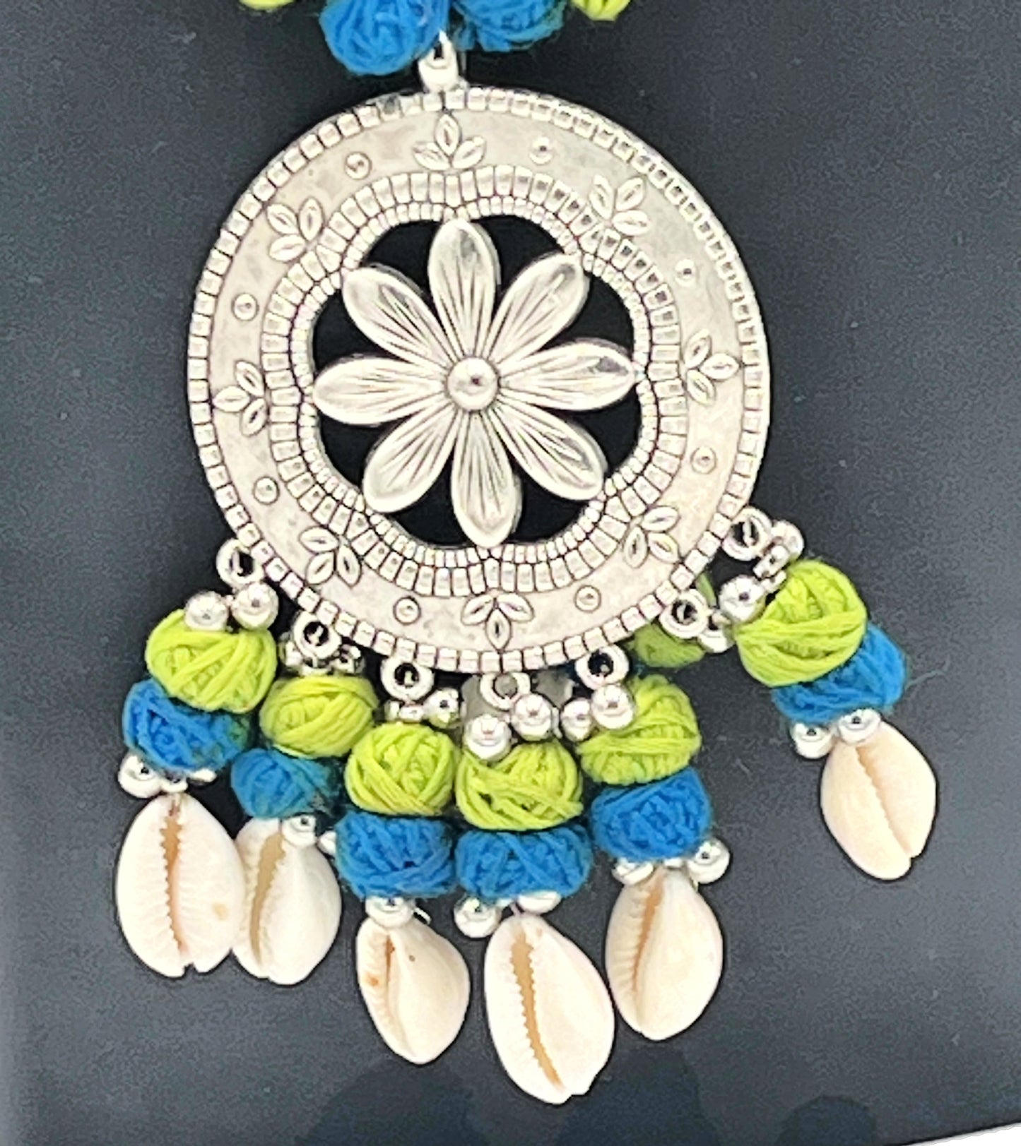 The Chakmak Coastal Bloom Shell & Thread Necklace Set with Floral Pendant