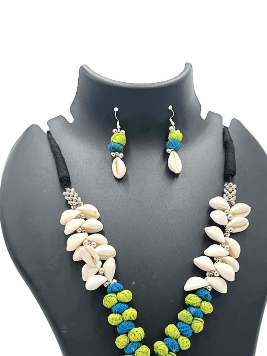 The Chakmak Coastal Bloom Shell & Thread Necklace Set with Floral Pendant