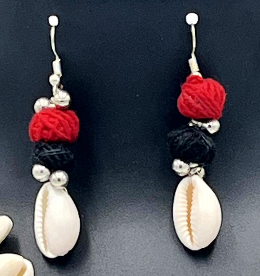 The Chakmak Coastal Bloom – Red & Black Thread with Cowrie Shell Necklace Set