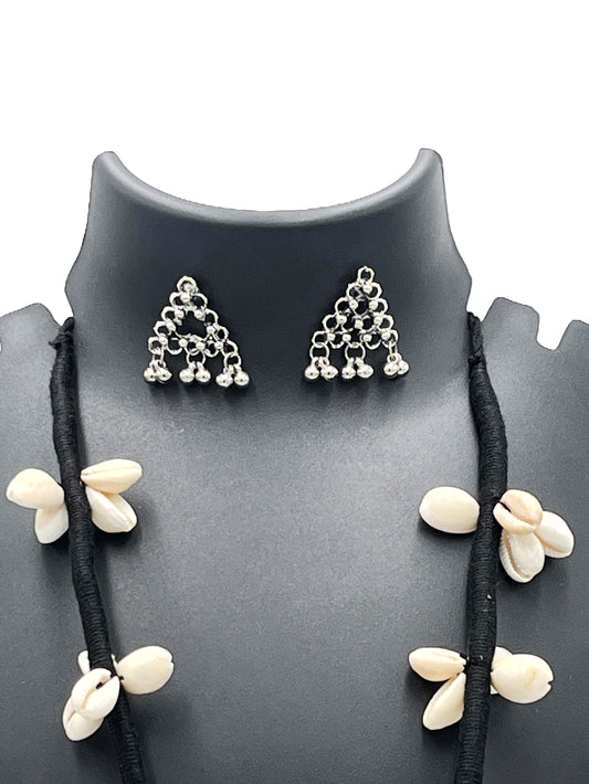 The Chakmak Rang Tarang – Black Thread Necklace Set with Cowrie Shells & Oxidized Pendant