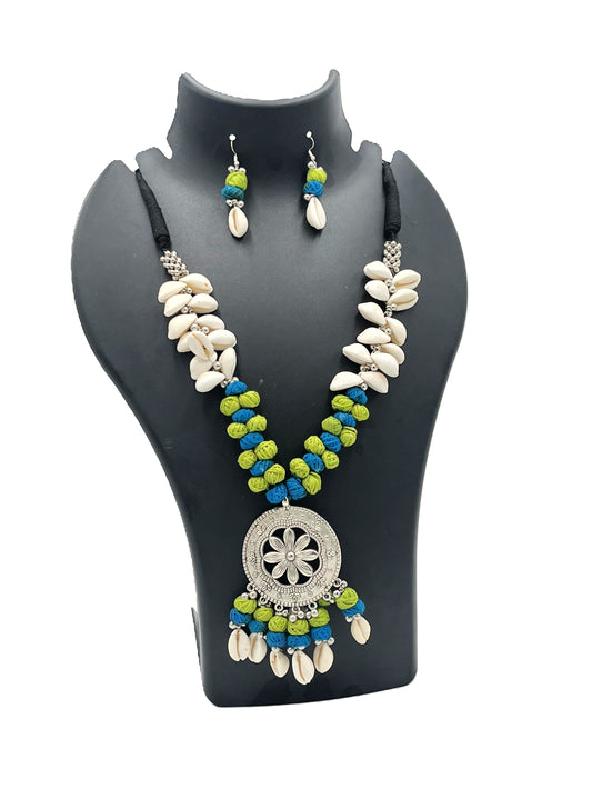 The Chakmak Coastal Bloom Shell & Thread Necklace Set with Floral Pendant