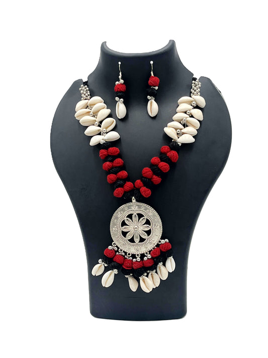 The Chakmak Coastal Bloom – Red & Black Thread with Cowrie Shell Necklace Set