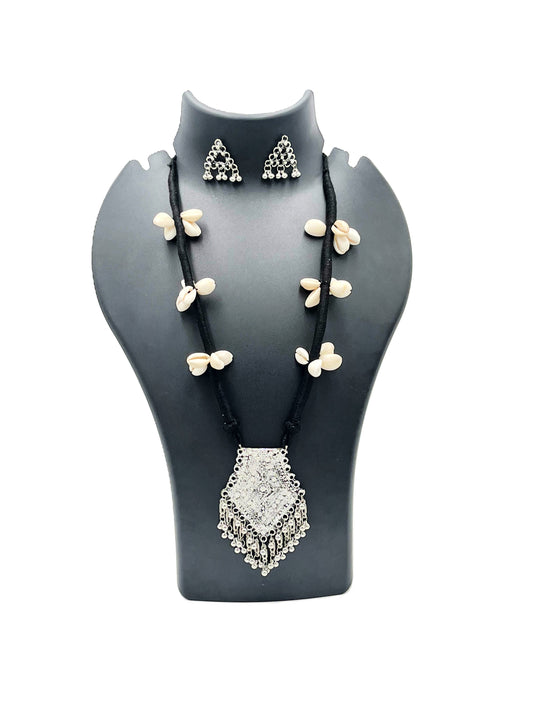 The Chakmak Rang Tarang – Black Thread Necklace Set with Cowrie Shells & Oxidized Pendant