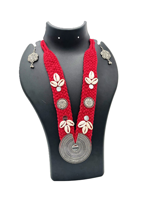 The Chakmak Rang Tarang – Handcrafted Red Braided Thread Necklace Set with Cowrie Shell & Circular Oxidized Pendant