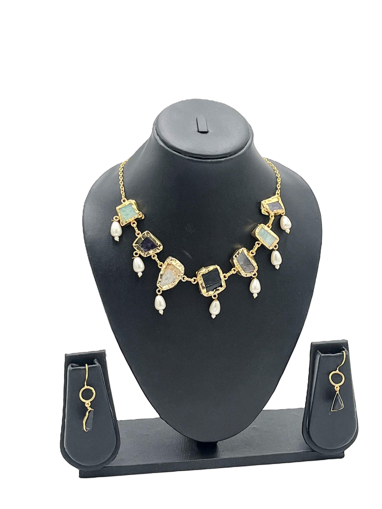 Handcrafted natural stone necklace with pearls – The Chakmak Gemdrop Royalty