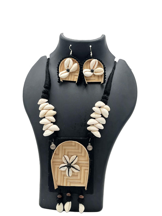 Handmade bamboo and kodi shell necklace with floral pendant – The Chakmak
